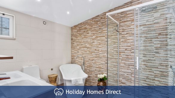 Villa Anderwood bathroom and shower