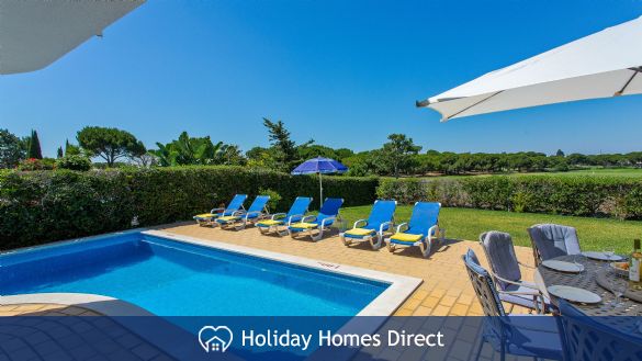 Villa Anderwood swimming pool and garden