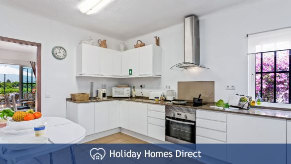 Villa Anderwood fully equipped kitchen and table