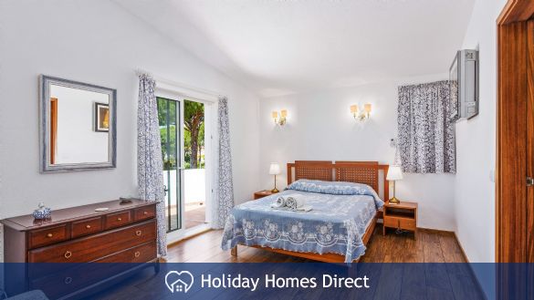 Villa Anderwood master bedroom in Portugal