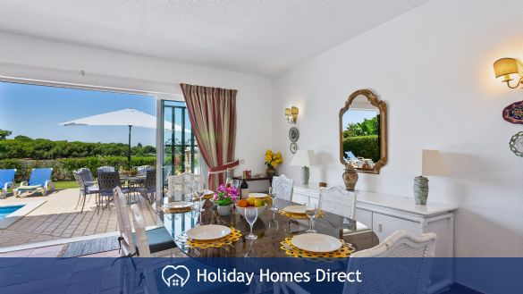 Villa Anderwood indoor dining area