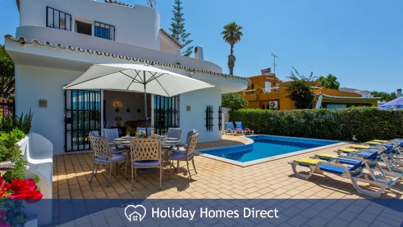 Villa Anderwood outdoor seating area and pool