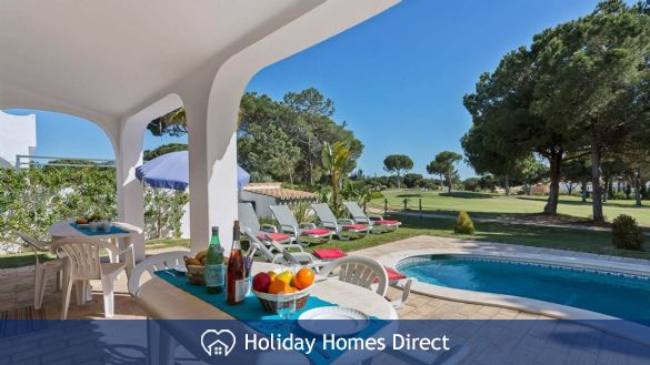 Villa Casa Azul outdoor dining area with pool