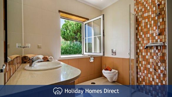 Villa Golfe bathroom with window view in Portugal