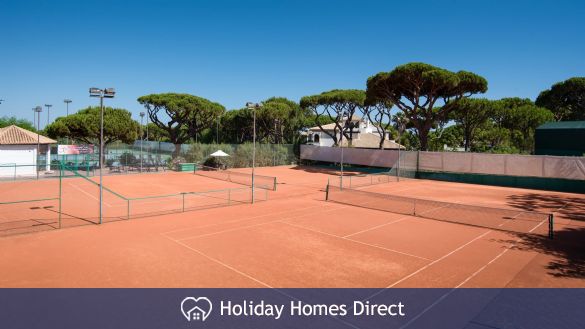 Pine Cliffs Townhouses tennis courts in Portugal
