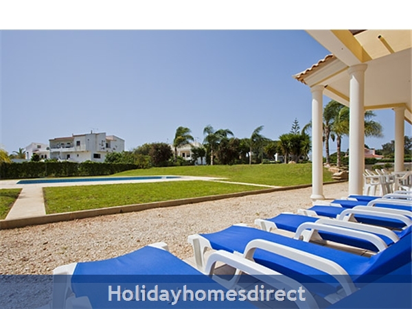 Villa Do Vale sunbeds and swimming pool